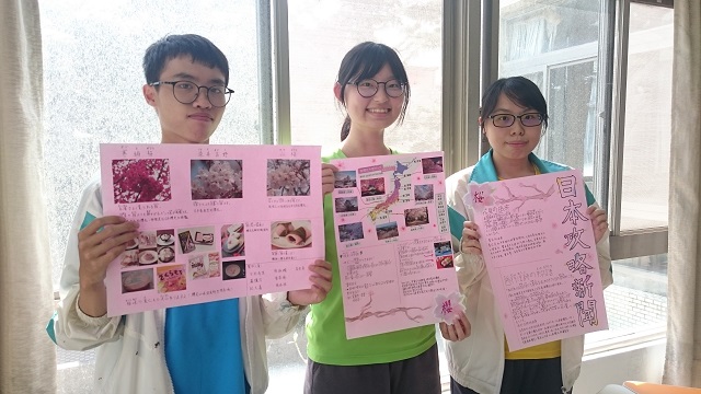 完成した壁新聞と生徒の記念写真