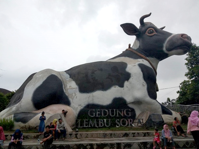 巨大な牛の像の写真