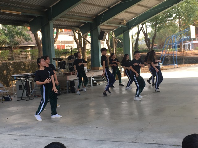 ダンスを披露する生徒たちの写真