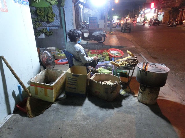 夜中でも焼き芋と果物を売るお店の写真