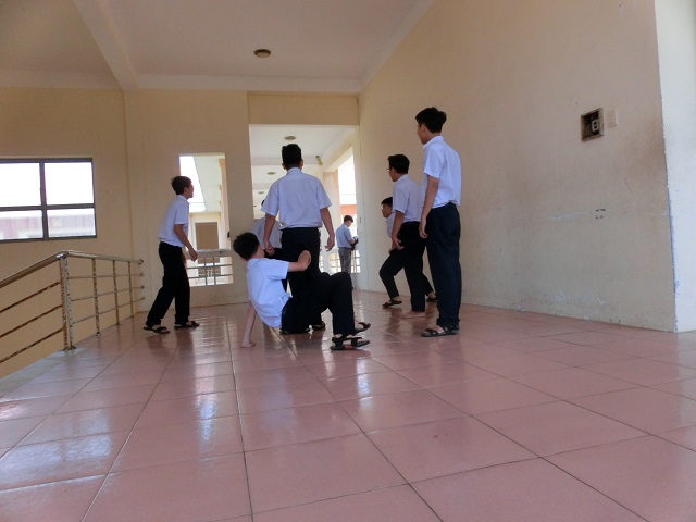 廊下で遊ぶ生徒たちの写真