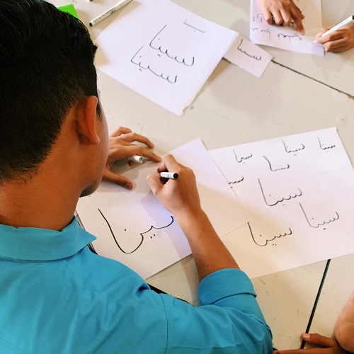 アラビア語で畠山さんの名前を書く生徒の写真