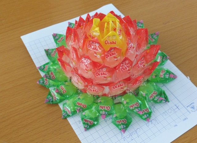生徒が飴を積み上げて作った蓮の花の写真