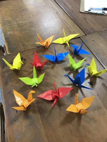 生徒たちの折った折り鶴の写真
