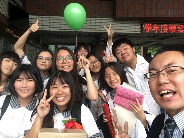 生徒達と日本語パートナーズの写真