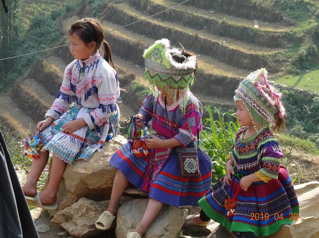 少数民族の衣装を纏った子どもの写真