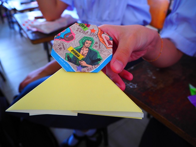 生徒が作った折り紙のてるてる坊主の写真 3