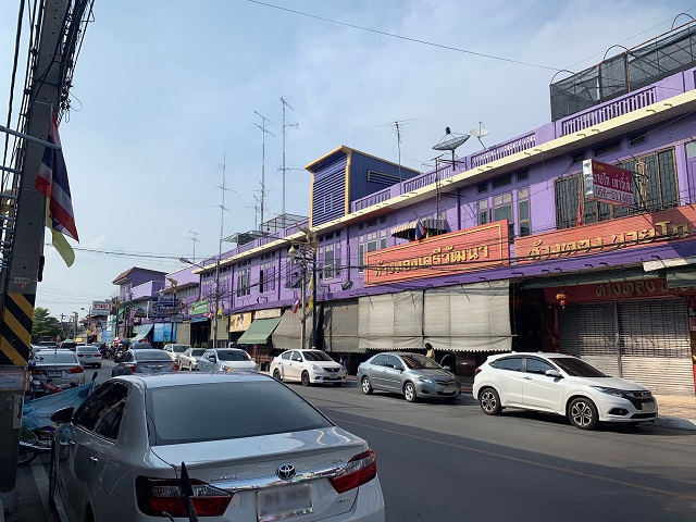 中心地に並ぶ紫色の建物の写真