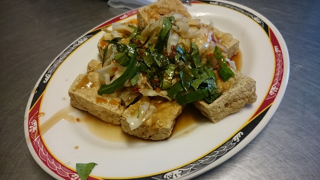 揚げられた臭豆腐の写真