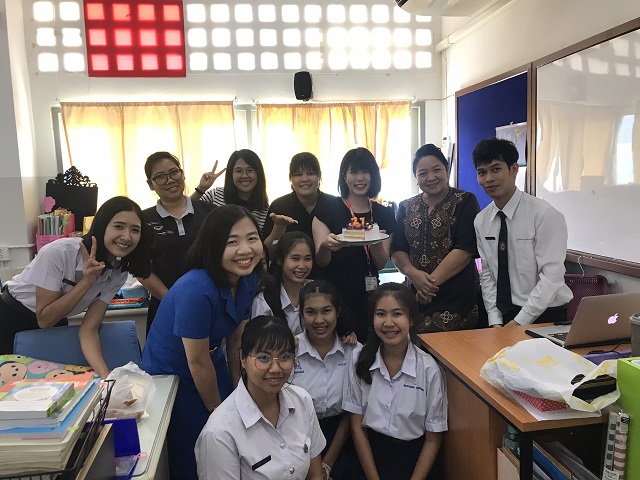 日本語パートナーズの誕生日に撮った生徒や先生との集合写真