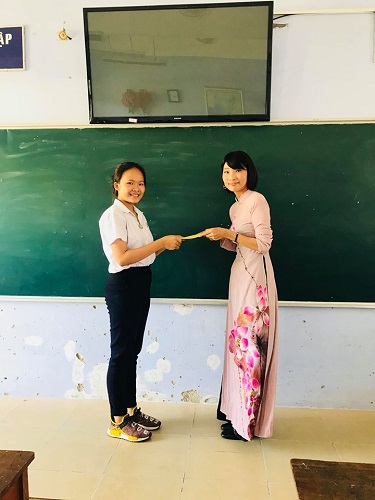 卒業証書を渡している日本語パートナーズと生徒の写真
