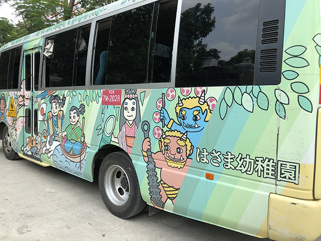 桃太郎や一寸法師、かぐや姫のイラストが描かれたバスの写真