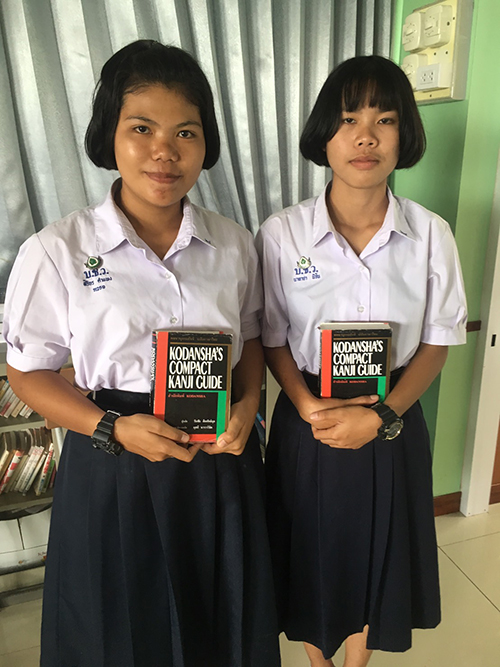 辞書を手に持った女子生徒ふたりの写真