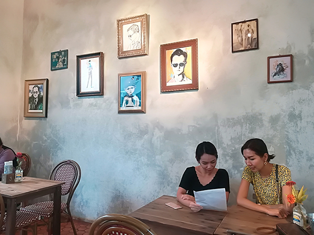 絵が飾られたカフェの写真