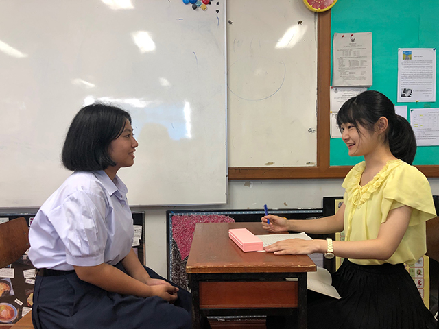 生徒と向き合って会話をする大竹さんの写真