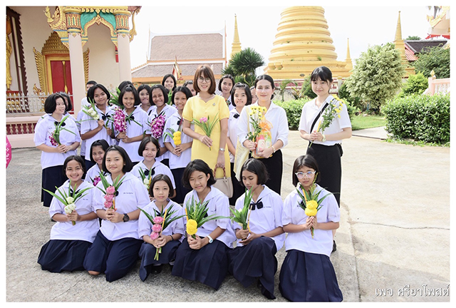 お寺の前で撮影した生徒たちとの記念写真