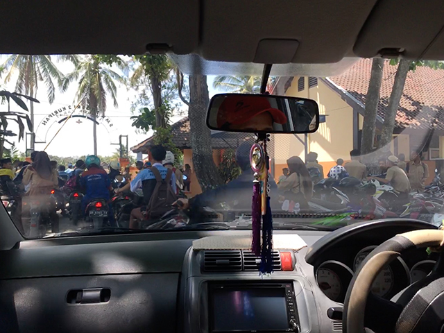 タクシーの中から撮影した正門前の写真