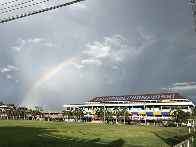 派遣先校の外観と空に虹がかかっている写真