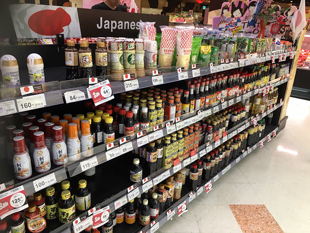 日本の調味料が沢山並ぶ商品棚の写真