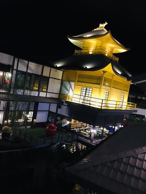 日本がテーマのショッピングモールの外観写真