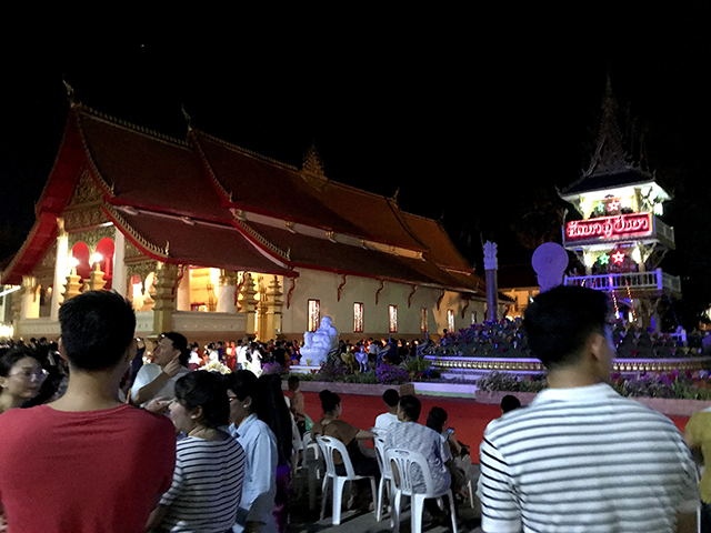 お寺と塔の前に大勢の人が集まる様子の写真