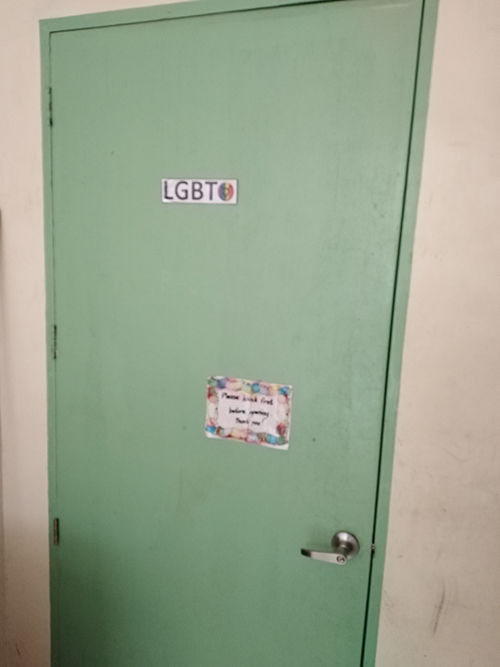 LGBTと書かれたドアの写真