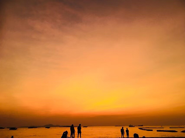 夕焼けのビーチの風景写真