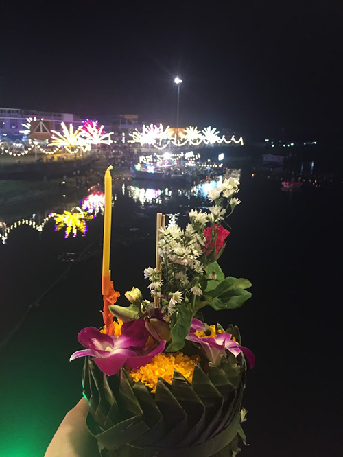 灯篭と明かりがともされるサケ―クラン川の写真