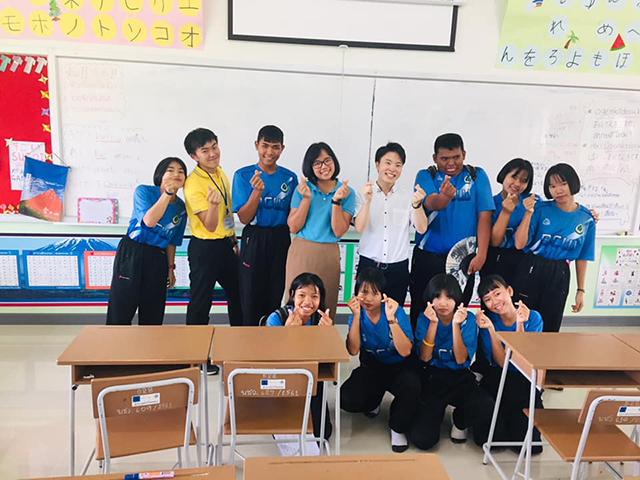 日本語パートナーズと生徒たちの記念写真