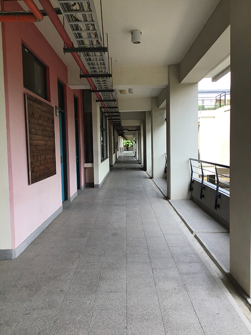 校内の渡り廊下の写真
