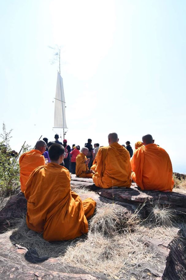 頂上に集まった僧侶たちの写真