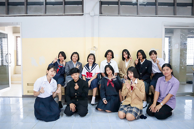 制服を着て生徒たちと撮影した記念写真