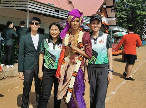 インドテーマの衣装を着た生徒と記念写真