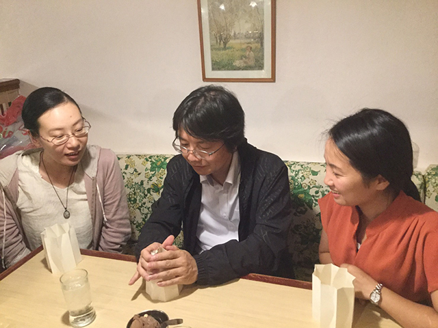 三谷先生から折り紙を教わる日本語パートナーズの写真