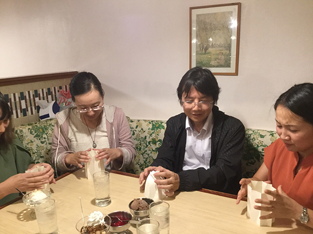 折り紙作品に挑戦する日本語パートナーズの写真1