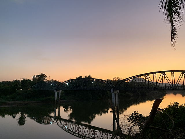 橋がかかった川辺の風景写真