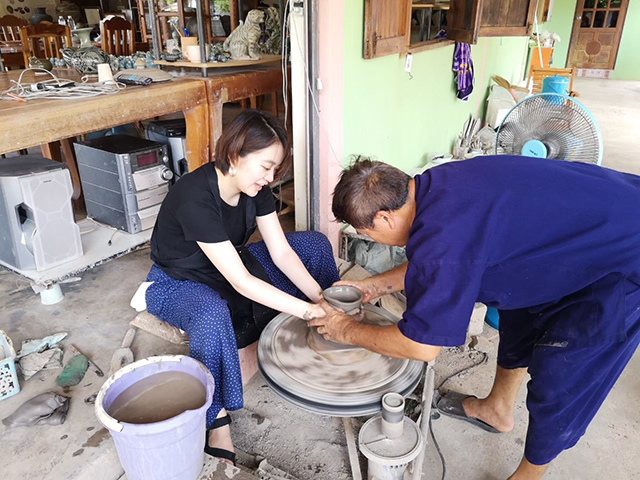 ろくろを使った陶芸に挑戦する椎葉さんの写真