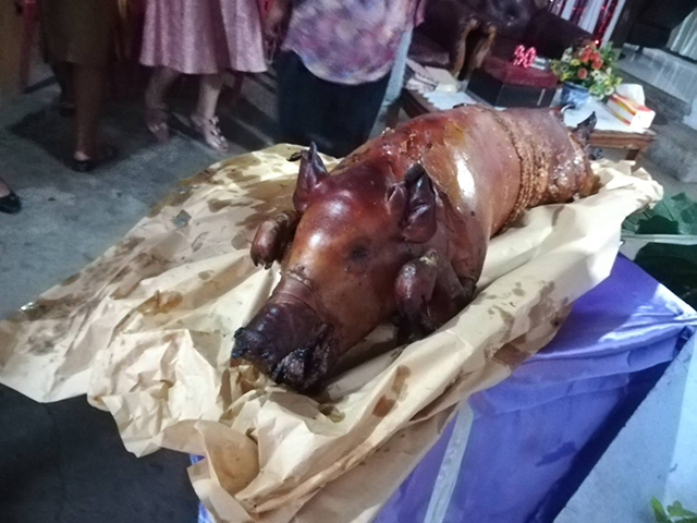豚の丸焼きの写真
