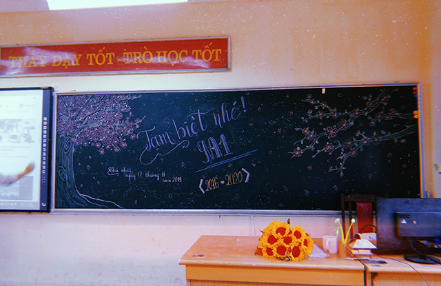 黒板に書かれた桜の絵と文字の写真