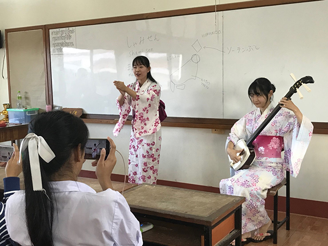 大竹さんの演奏とリズムを生徒に示すご友人の写真