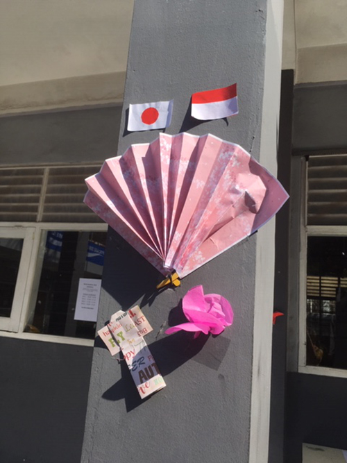学園祭で飾られた扇子や折り紙と両国の国旗の写真