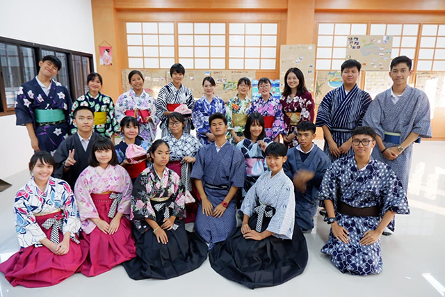 浴衣や袴を着た生徒たちの集合写真