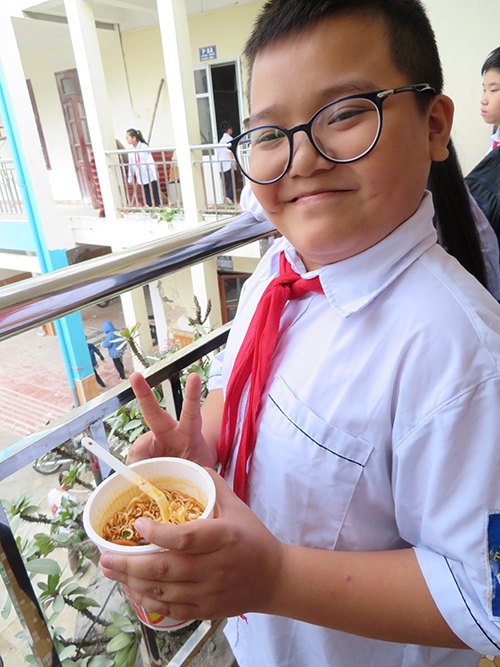 カップ麺を持った生徒の写真