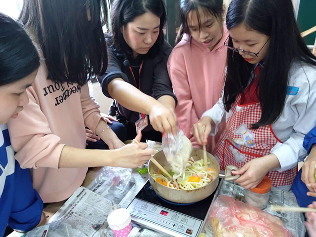 真剣に料理する生徒たちの写真