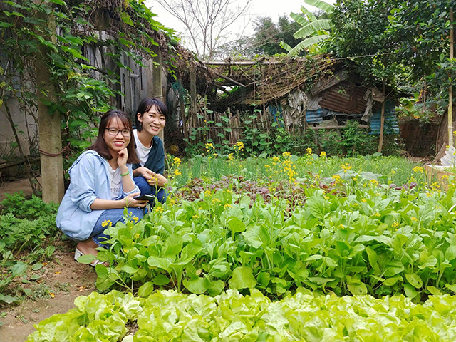 野菜畑で撮影した徳植さんとご友人の写真