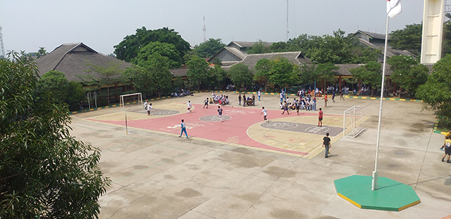 サッカーゴールのある校庭の様子の写真