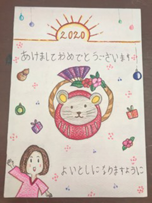 ネズミと女の子のイラストが描かれた年賀状の写真