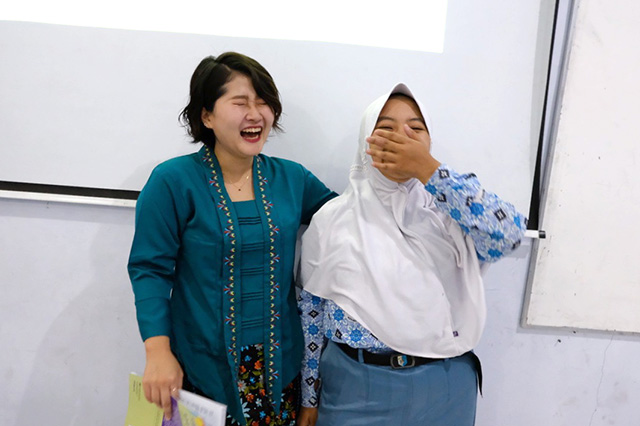 平岩さんと女子生徒の笑顔の写真