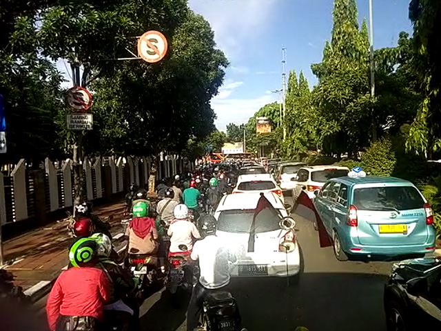 車とバイクで混雑した道路の写真