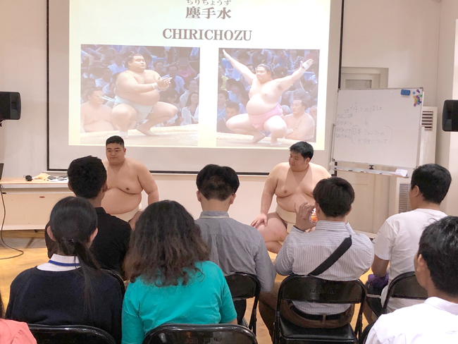 相撲部員が実際にまわしをしめて相撲紹介している様子の写真
